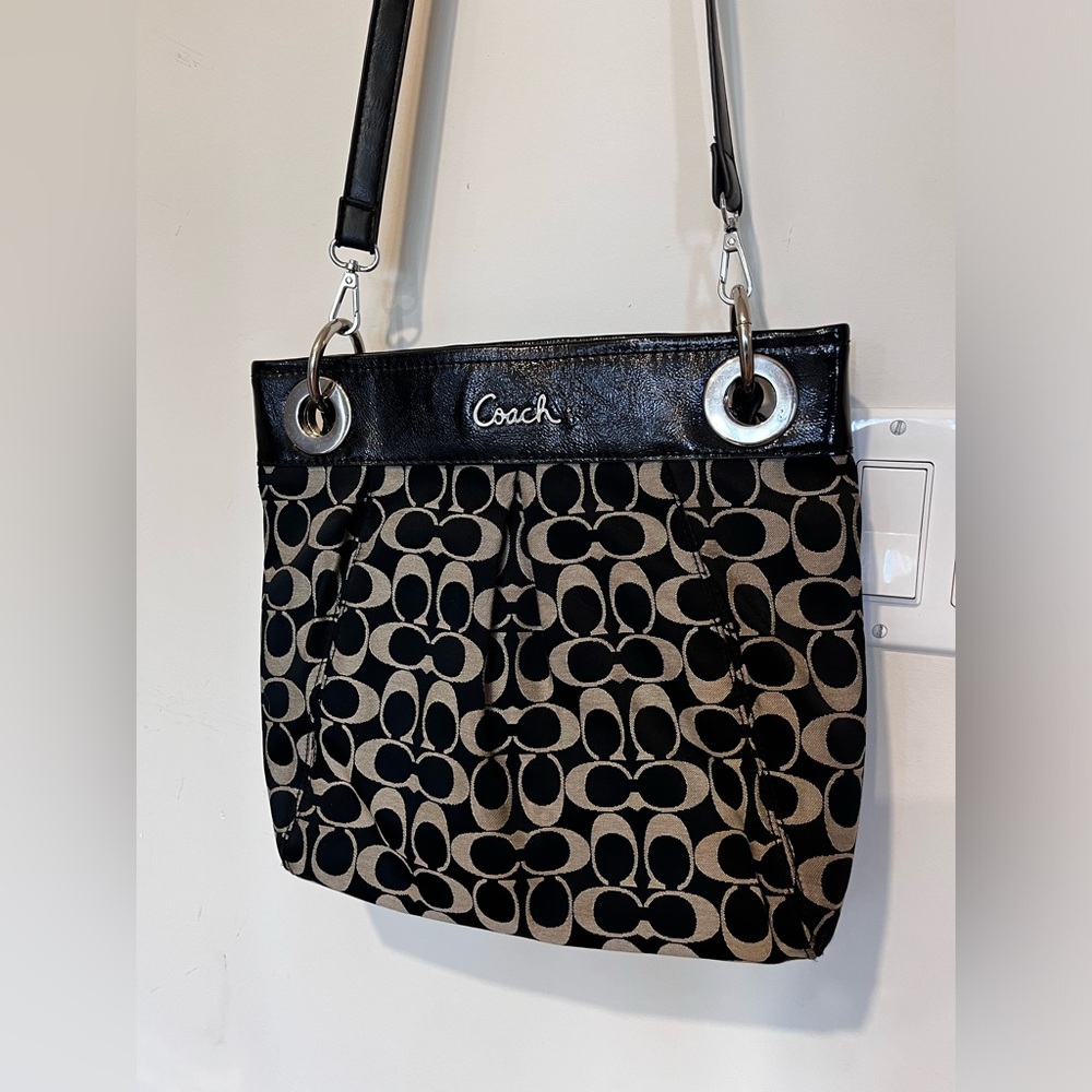 Coach Signature Ashley Crossbody/Handbag